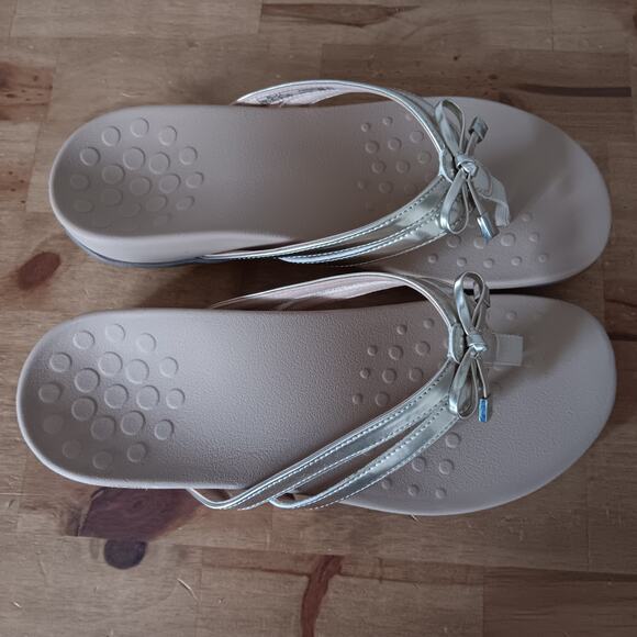 Vionic Women's Bella X Toe Post Sandals Gold Patent Leather With Bow 7 M - Picture 4 of 9